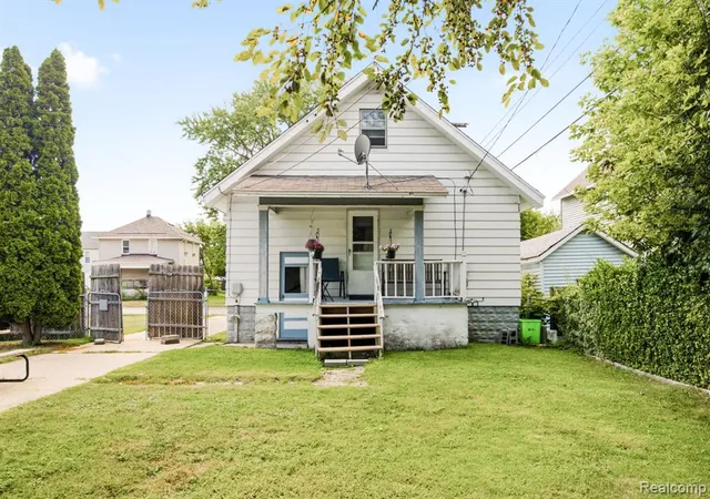 Photo 3 of Sale Pending at 1218 12th St, Port Huron, MI 48060 5238 | MLS# 61024104 | Listing updated on 2026-08-28