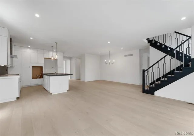 Photo 4 of Condo for sale at 39 South Trl Ct, Troy, MI 48083 | MLS# 60935055 | Listing updated on 2026-08-16