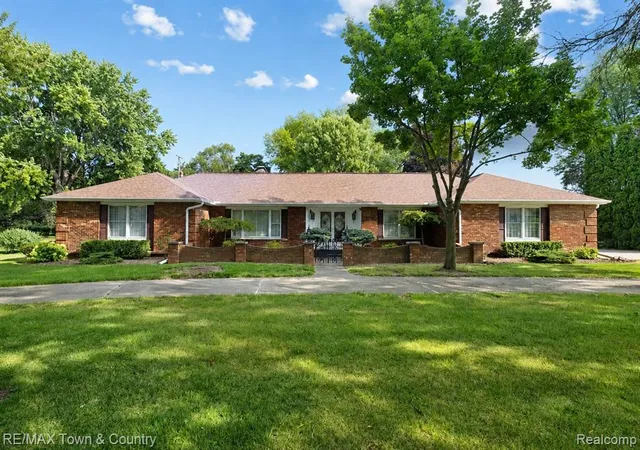 1st image of 5446 Fernwood Dr, Flint, MI 48532 2116 | MLS# 61023957