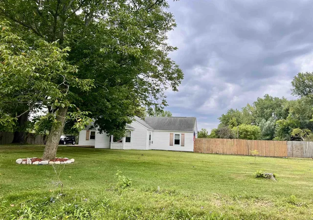 Photo 3 of Single family home for sale at 1946 E Parish Rd, Kawkawlin, MI 48631 | MLS# 50220179 | Listing updated on 2026-10-04