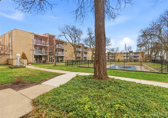 2nd image of 4913 Crooks Rd, Royal Oak, MI 48073 1249