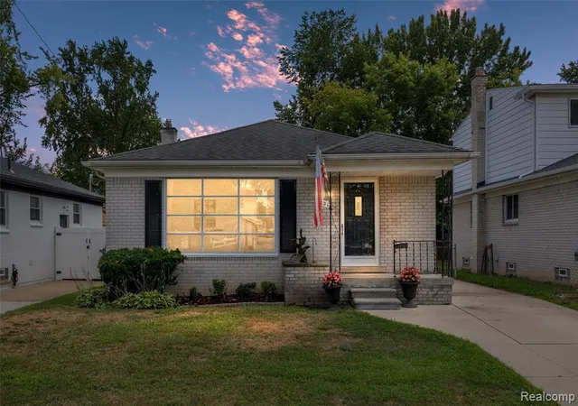 Photo 1 of Sale Pending at 121 W Elmwood Ave, Clawson, MI 48017 1384 | MLS# 61023312 | Listing updated on 2026-09-05