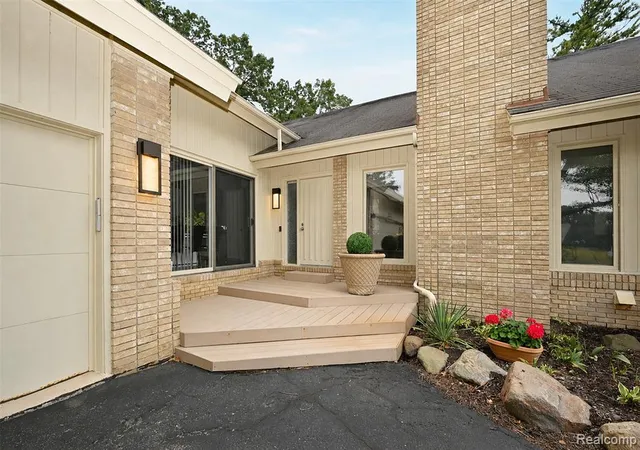 2nd image of 6401 Apple Grove Ln, Bloomfield Hills, MI 48301 | MLS# 61022075