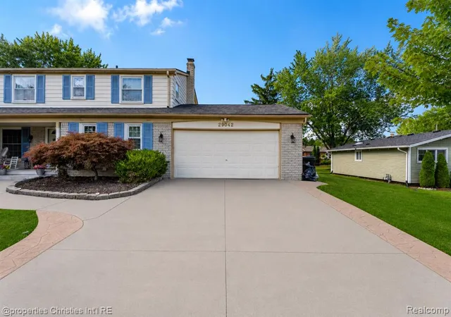 Photo 3 of Sale Pending at 29042 Raleigh Rd, Farmington Hills, MI 48336 1453 | MLS# 61023099 | Listing updated on 2026-09-03