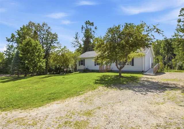 Photo 3 of Sale Pending at 11426 Ravenswood Ln, Holly, MI 48442 | MLS# 70553656 | Listing updated on 2026-09-11