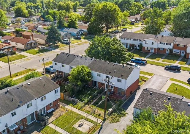 Listing Photo 2 - Condo for sale in building located at 19889 Susan Ct, Clinton Township, MI 48035 - Unit #