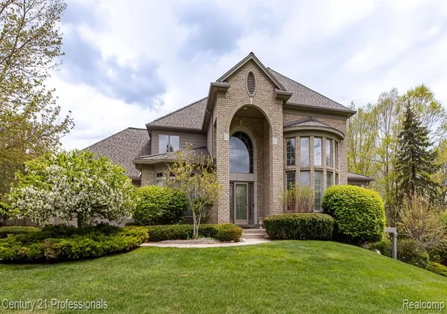 3rd image of 6410 Enclave Dr, Clarkston, MI 48348 4858 | MLS# 60992457