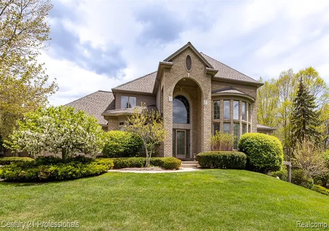 4th image of 6410 Enclave Dr, Clarkston, MI 48348 4858 | MLS# 60992457