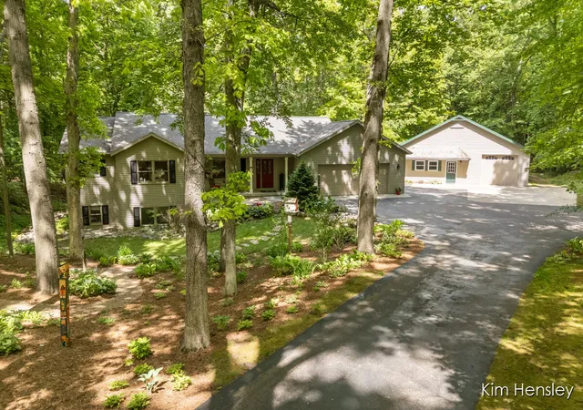 Photo 1 of Sale Pending at 8160 Oakview Ridge Dr, Rockford, MI 49341 | MLS# 70536378 | Listing updated on 2026-06-16