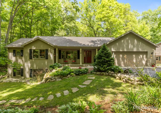 Photo 2 of Sale Pending at 8160 Oakview Ridge Dr, Rockford, MI 49341 | MLS# 70536378 | Listing updated on 2026-06-16