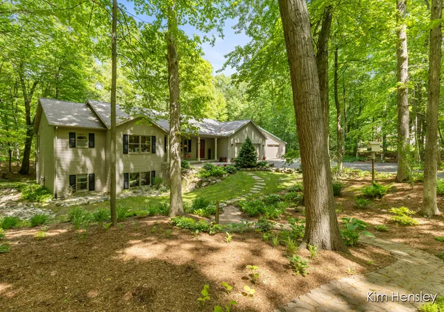 Photo 3 of Sale Pending at 8160 Oakview Ridge Dr, Rockford, MI 49341 | MLS# 70536378 | Listing updated on 2026-06-16