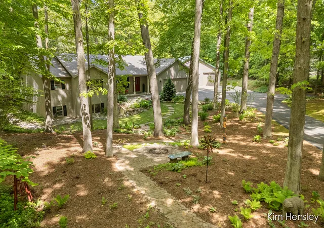 Photo 3 of Sale Pending at 8160 Oakview Ridge Dr, Rockford, MI 49341 | MLS# 70536378 | Listing updated on 2026-06-16