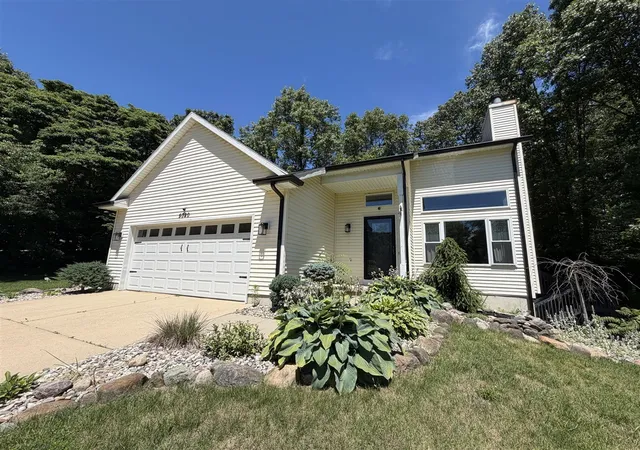 Homes for sale in Middleville, MI | 5020 Roundtree Dr, Middleville, MI 49333 | MLS# 70514813