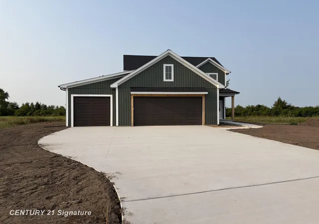 Photo 3 of Sale Pending at 10589 Spring Meadow St, Freeland, MI 48623 | MLS# 50218572 | Listing updated on 2026-08-17