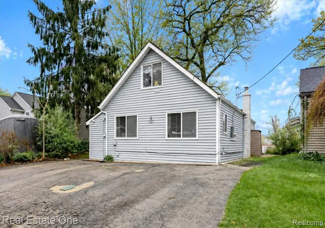 Photo 3 of Single family home for sale at 9590 Roundlake Blvd, White Lake, MI 48386 3969 | MLS# 60988707 | Listing updated on 2026-08-29
