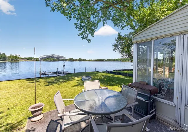 2nd image of 952 Wyman Dr, Waterford, MI 48328 | MLS# 60999938