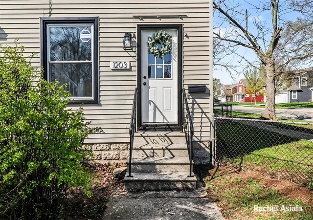 Homes for sale in Muskegon, MI | 1203 4th St, Muskegon, MI 49441 | MLS# 70531809