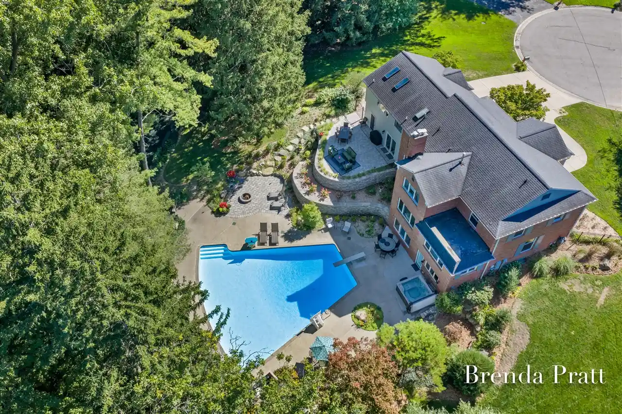 Photo 1 of Mansion for sale at 3131 Southshire Ave, Grand Rapids, MI 49506 | MLS# 70564088 | Listing updated on 2026-10-18