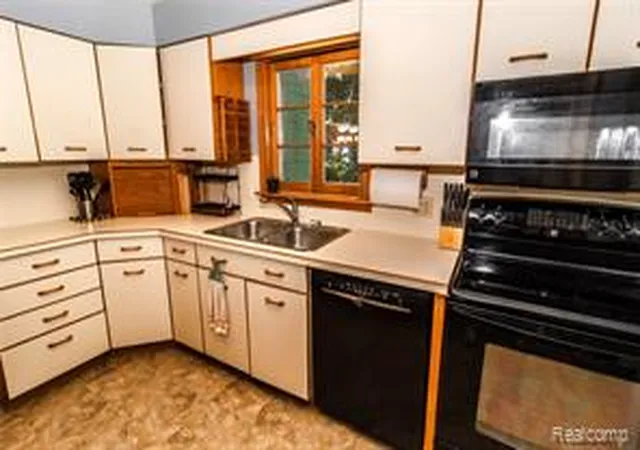 Homes for sale in Midland, MI | 30 Brown Ct, Midland, MI 48640 | MLS# 61009568