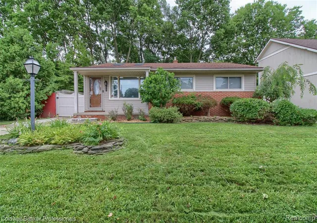 Photo 1 of Sale Pending at 9118 Deering St, Livonia, MI 48150 4143 | MLS# 61010539 | Listing updated on 2026-08-30