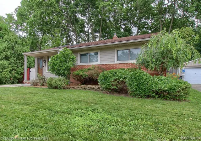 Photo 2 of Sale Pending at 9118 Deering St, Livonia, MI 48150 4143 | MLS# 61010539 | Listing updated on 2026-08-30