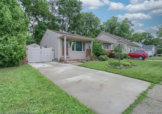 Photo 3 of Sale Pending at 9118 Deering St, Livonia, MI 48150 4143 | MLS# 61010539 | Listing updated on 2026-08-30