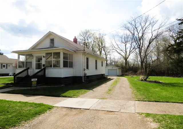Homes for sale in Jackson, MI | 1424 Locust St, Jackson, MI 49203 | MLS# 70524956