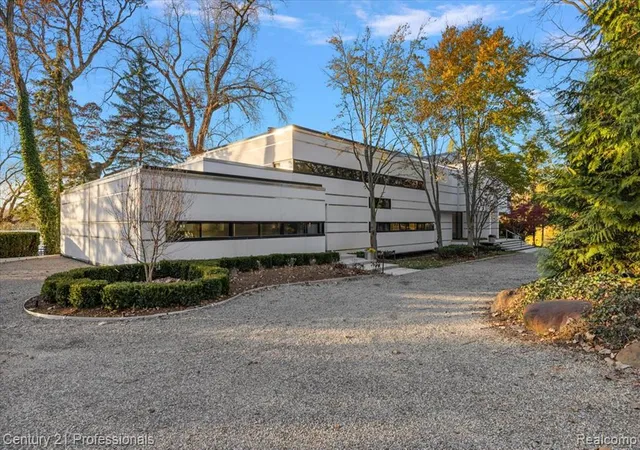 Photo 3 of Sale Pending at 5904 Wing Lake Rd, Bloomfield Hills, MI 48301 1256 | MLS# 60954931 | Listing updated on 2026-10-23
