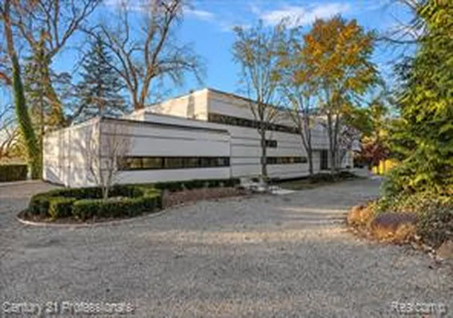 Homes for sale in Bloomfield Hills, MI | 5904 Wing Lake Rd, Bloomfield Hills, MI 48301 | MLS# 60954931