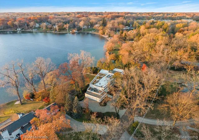 Photo 4 of Sale Pending at 5904 Wing Lake Rd, Bloomfield Hills, MI 48301 1256 | MLS# 60954931 | Listing updated on 2026-10-23