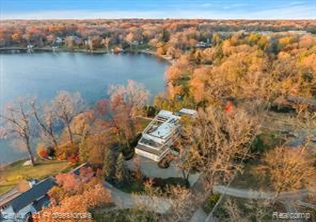Homes for sale in Bloomfield Hills, MI | 5904 Wing Lake Rd, Bloomfield Hills, MI 48301 | MLS# 60954931