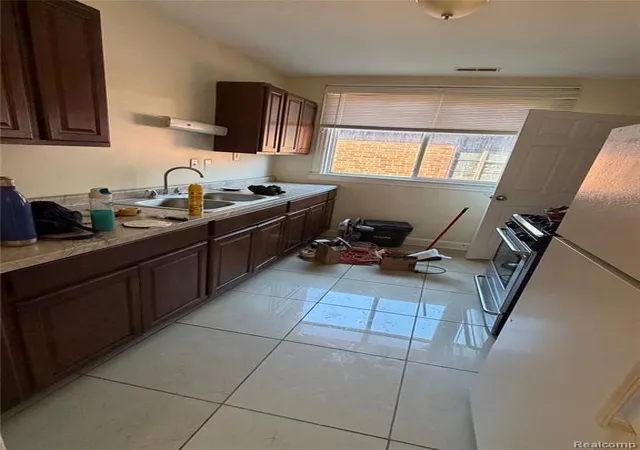Listing Photo 4 - Condo for sale in building located at 17189 Wisconsin St, Detroit, MI 48221