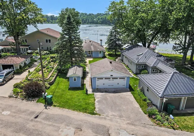 Homes for sale in Three Rivers, MI | 11169 Lakeshore Dr, Three Rivers, MI 49093 | MLS# 70542824