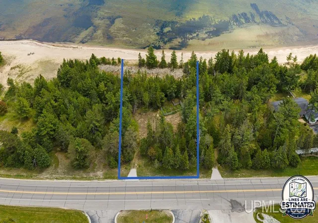 Homes for sale in Manistique, MI | 6789 W Us 2 Hwy, Manistique, MI 49854 | MLS# 50210533
