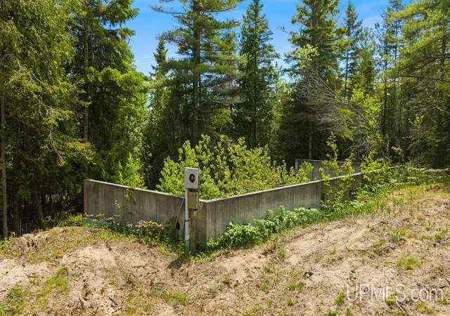 Homes for sale in Manistique, MI | 6789 W Us 2 Hwy, Manistique, MI 49854 | MLS# 50210533