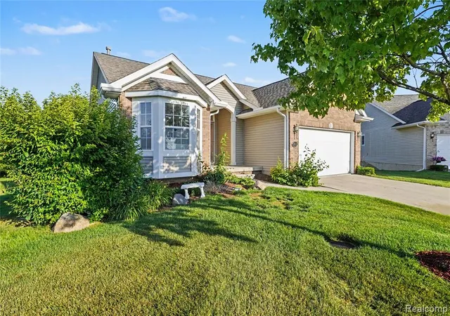 Listing Photo 4 - Condo for sale in building located at 4395 Cross Creek Blvd, Burton, MI 48509