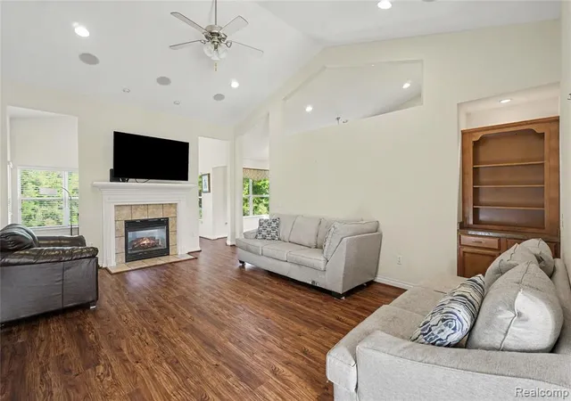Listing Photo 5 - Condo for sale in building located at 4395 Cross Creek Blvd, Burton, MI 48509