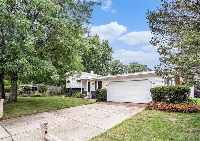Photo 3 of Sale Pending at 1985 Oakcliff Dr, Grand Rapids, MI 49525 | MLS# 70525493 | Listing updated on 2026-04-27