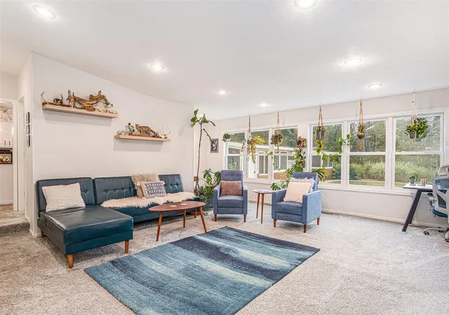 Photo 4 of Sale Pending at 1985 Oakcliff Dr, Grand Rapids, MI 49525 | MLS# 70525493 | Listing updated on 2026-04-27