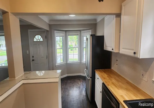 Homes for sale in Harper Woods, MI | 18580 Kingsville St, Harper Woods, MI 48225 | MLS# 60971144