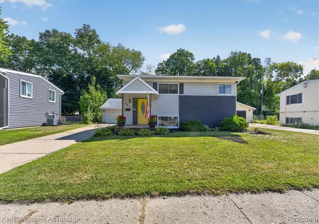 Photo 3 of Single family home for sale at 942 Panorama Dr, Milford, MI 48381 1560 | MLS# 61025055 | Listing updated on 2026-09-11