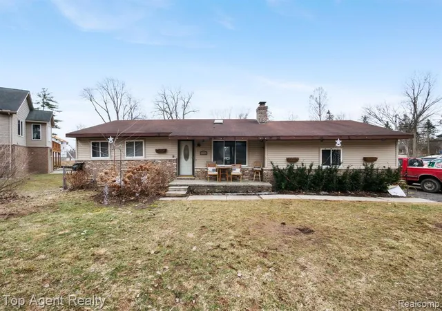 Homes for sale in Commerce Township, MI | 2065 Ridgemont St, Commerce Township, MI 48382 | MLS# 60978125