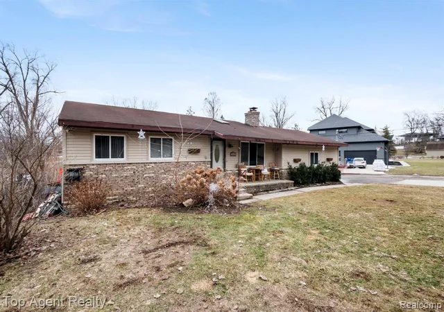 Homes for sale in Commerce Township, MI | 2065 Ridgemont St, Commerce Township, MI 48382 | MLS# 60978125