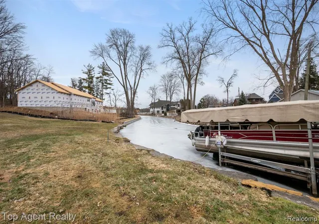 Homes for sale in Commerce Township, MI | 2065 Ridgemont St, Commerce Township, MI 48382 | MLS# 60978125