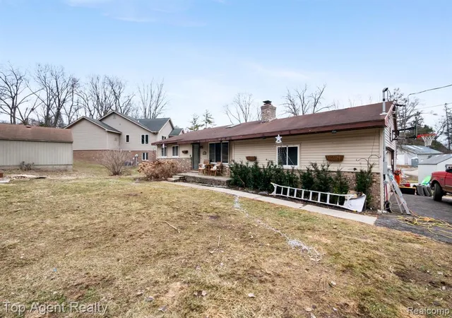 Homes for sale in Commerce Township, MI | 2065 Ridgemont St, Commerce Township, MI 48382 | MLS# 60978125