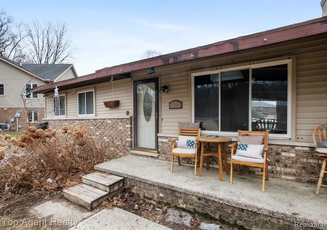 Homes for sale in Commerce Township, MI | 2065 Ridgemont St, Commerce Township, MI 48382 | MLS# 60978125