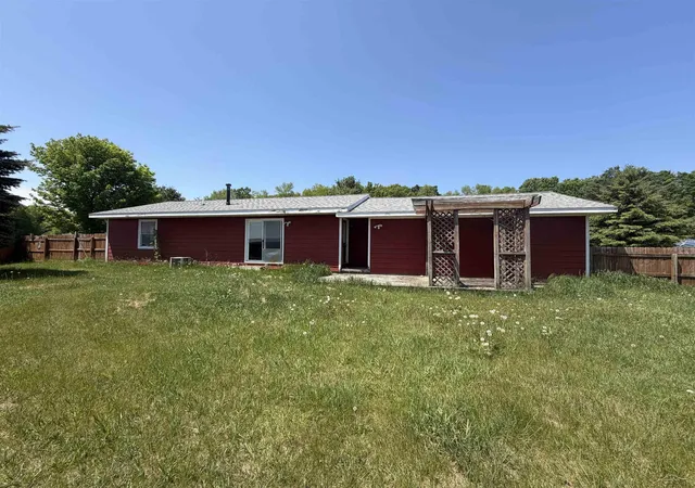3rd image of 9881 Meadow Ln, Farwell, MI 48642 | MLS# 50212064