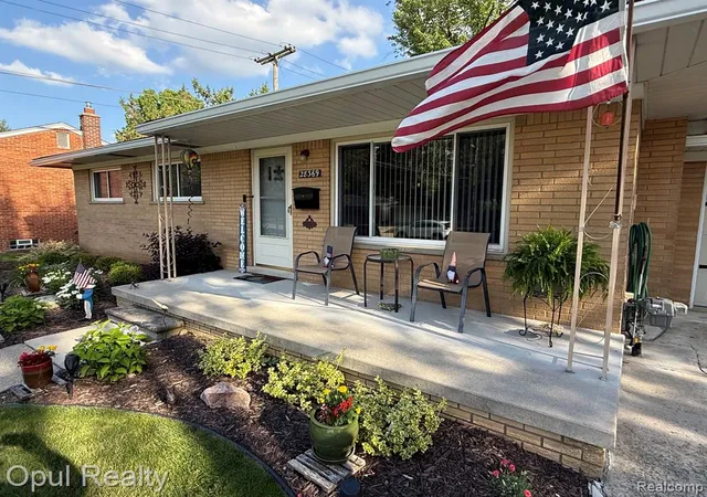 Homes for sale in Livonia, MI | 28369 Pembroke St, Livonia, MI 48152 | MLS# 61007268