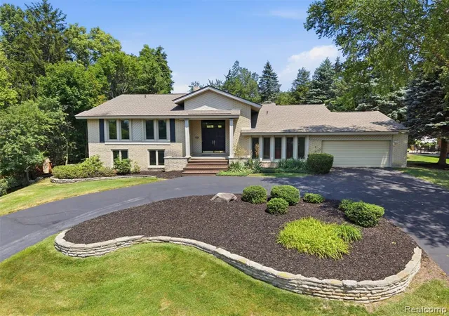 2nd image of 3300 Woodview Lake Rd, West Bloomfield, MI 48323 | MLS# 61017494