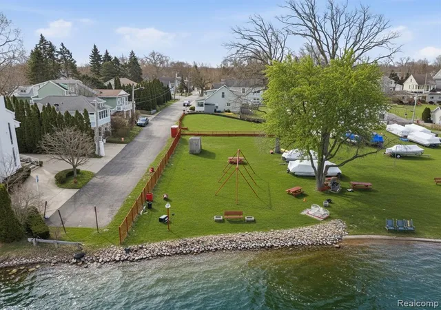 Homes for sale in Keego Harbor, MI | 1628 Beechmont St, Keego Harbor, MI 48320 | MLS# 60976807